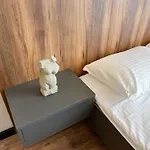 White Pearl Marinist Apartment