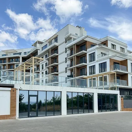 White Pearl Marinist Apartment