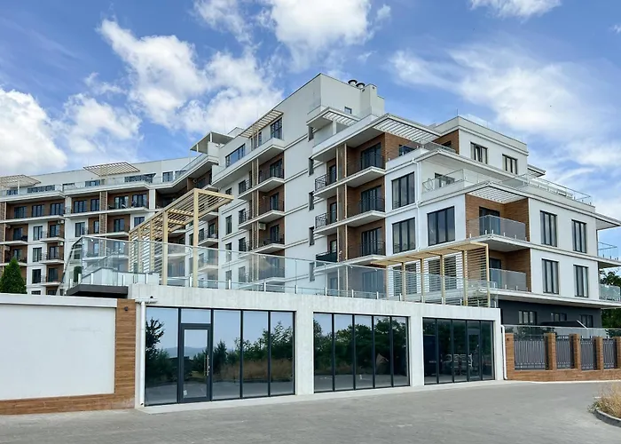 White Pearl Marinist Apartment